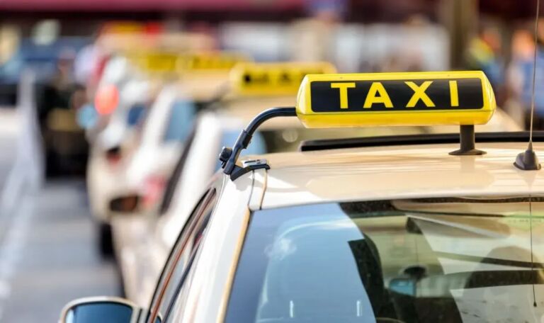Maskierter Jugendlicher würgt Taxifahrer mit Seil