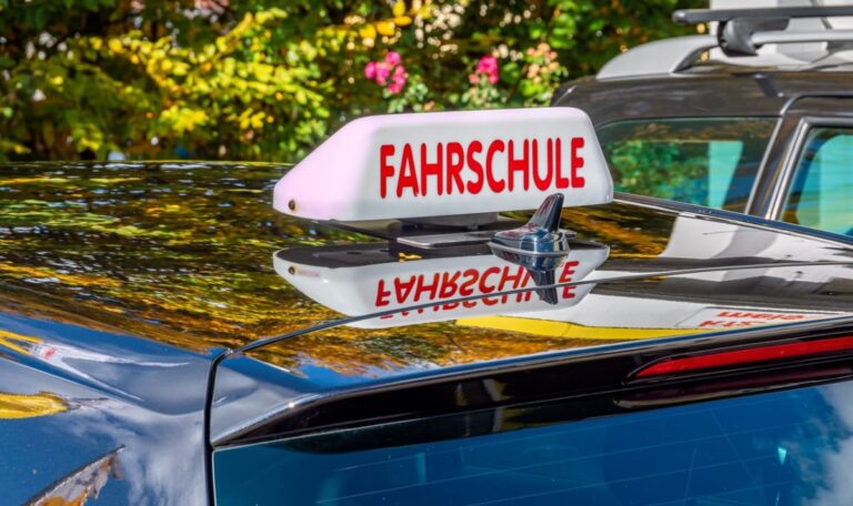 Rückwärtsfahrt endet im Krankenhaus – Fahrlehrer von Schüler angefahren