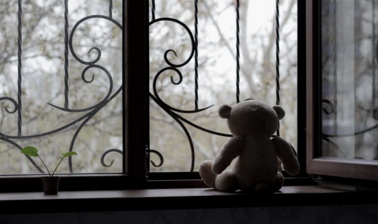 Drei Kinder jahrelang aus Angst vor Corona eingesperrt – Eltern vor Gericht
