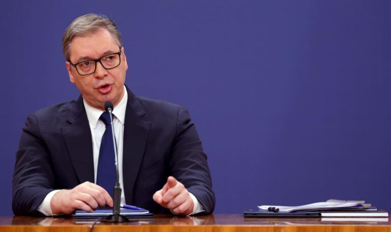 Vucic unter Druck: Regime mobilisiert Staatsbedienstete für Gegendemos