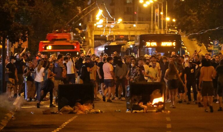 Demonstranten greifen Büros der Vučić-Partei SNS an!