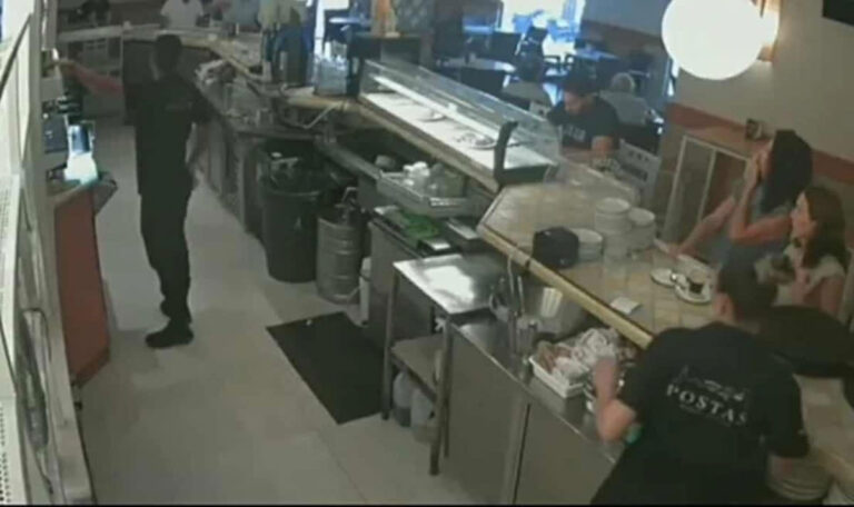 Keine Mayonnaise? Gast rastet aus und zündet Café an (VIDEO)