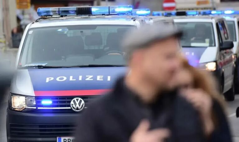 Tür zu, Fäuste raus: Mann verprügelt Polizisten in Ottakring