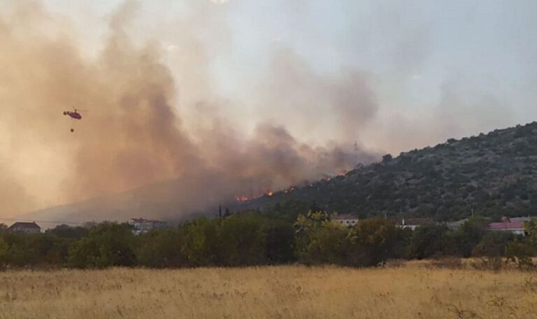 Hubschrauber im Einsatz: Flammeninferno in Montenegro (VIDEO)