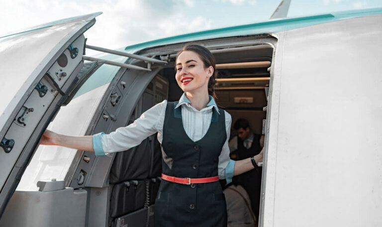 Warum Flugbegleiter beim Boarding an der Tür stehen