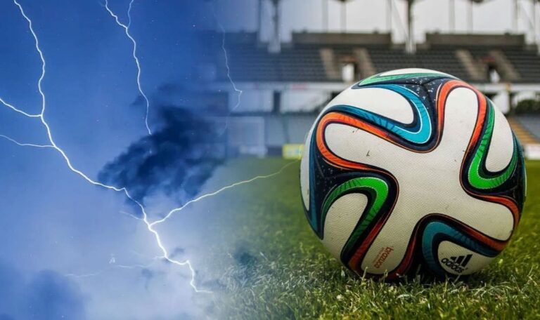 Blitz-Drama auf Fußballplatz: Zehn Fußballspieler verletzt