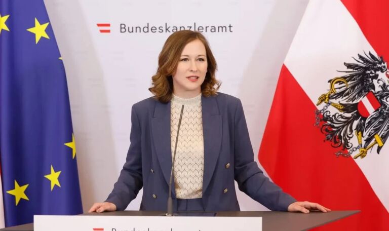 Plakolm beharrt auf Kopftuchverbot: „Gegen patriarchale Strukturen