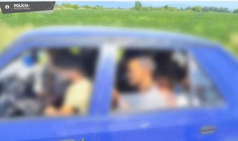 Polizei stoppt PKW – plötzlich steigen 18 Menschen aus!
