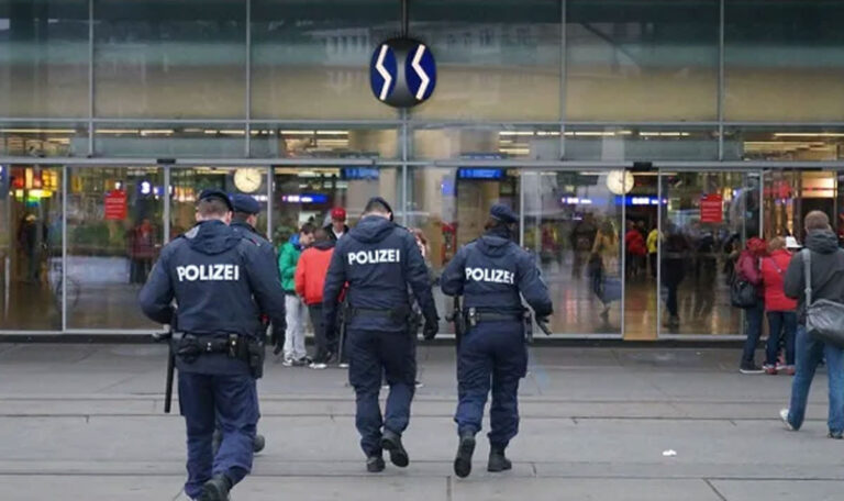 Trotz Waffenverbot: Messer-Duo sticht am Praterstern zu