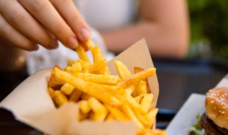 Salzige Pommes essen: Arzt schwört auf diesen Hitzetipp!