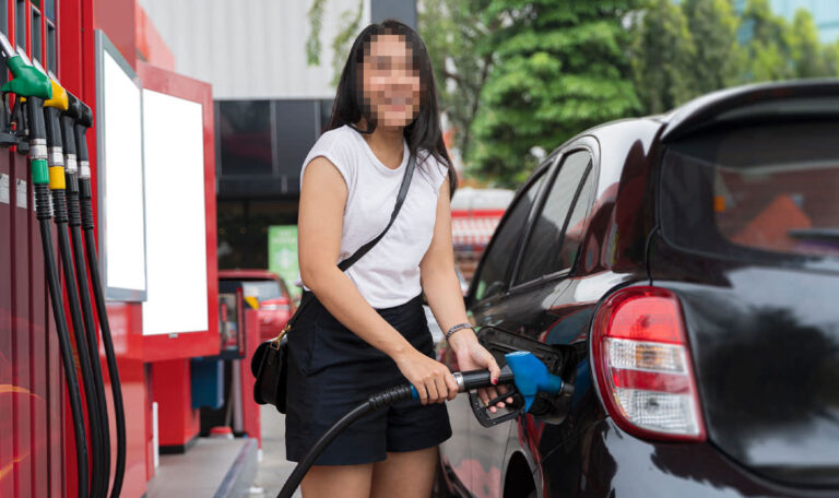 „Dachte, sie schläft“: Mann vergisst Frau an Tankstelle