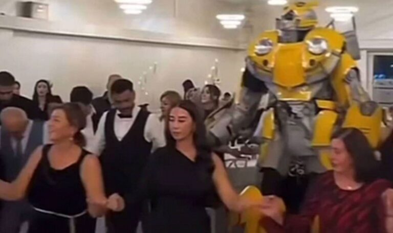 Bumblebee im Kolo: Transformers-Roboter wird zum Star auf Balkan-Hochzeit