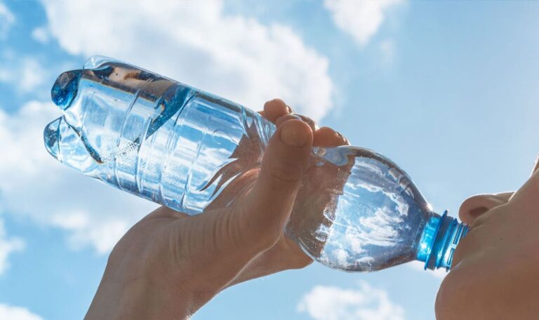 Wie lange ist Wasser in einer geöffneten Flasche noch trinkbar?