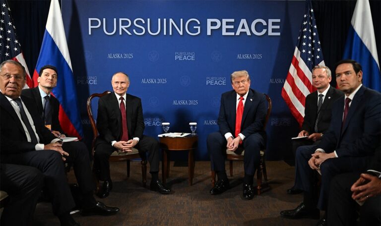Drei Stunden Putin-Trump: Händedruck, Lachen und vage Ukraine-Lösung
