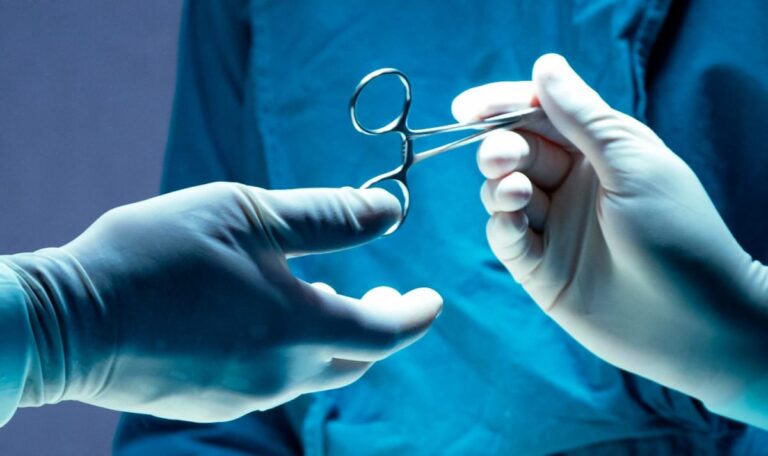 Trans-OP als 16-Jährige: Millionenentschädigung nach Brustentfernung