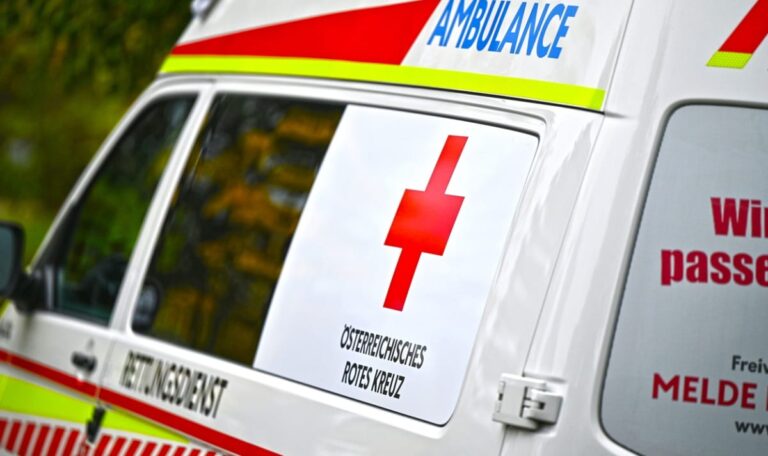 Betrunkener springt zweimal aus Rettungswagen auf Autobahn