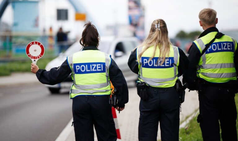 Schock an der Grenze: 22-Jähriger mit getarnten Elektroschockern erwischt