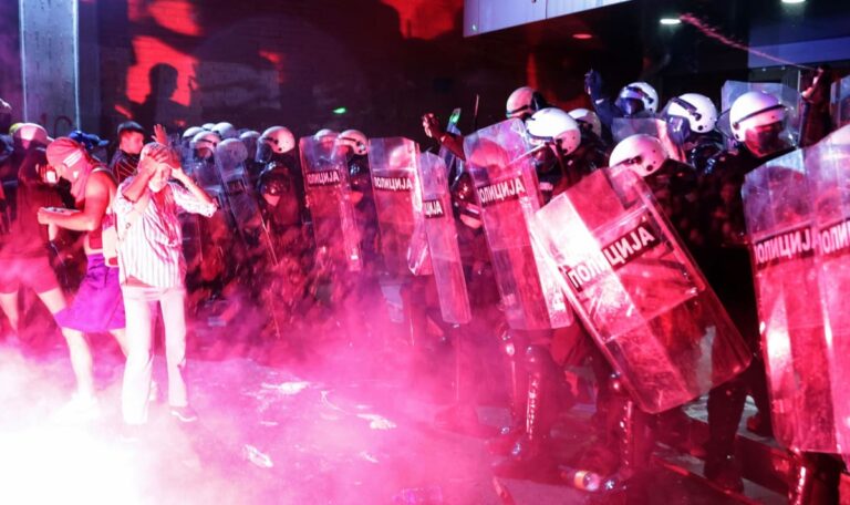 Polizeigewalt bei Protesten in Novi Sad – Vucic unter massivem Zugzwang (VIDEOS)
