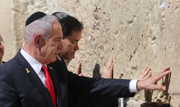 Israel verstärkt Bombenangriffe auf Gaza-Stadt – US-Außenminister besucht Klagemauer
