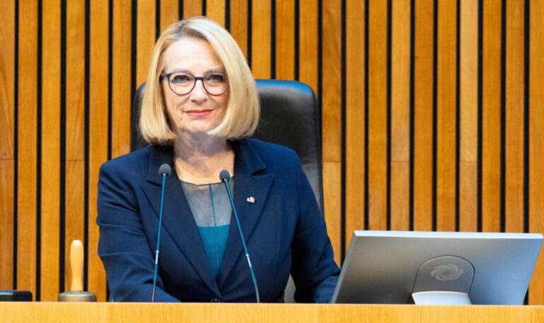Keine dauerhafte Maßnahme“: Bures rechtfertigt Pensionskürzungen