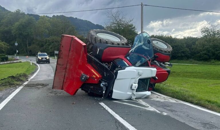 16-Jährige verliert Kontrolle – Traktor kippt auf Straße um (FOTOS)