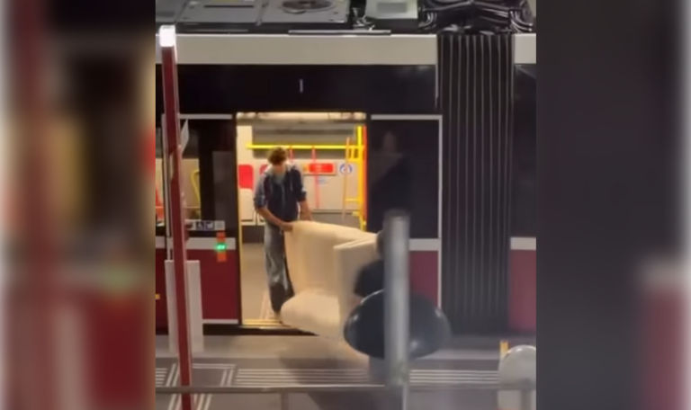 Vier Männer, ein Sofa und eine Bim – was dann passierte (VIDEO)