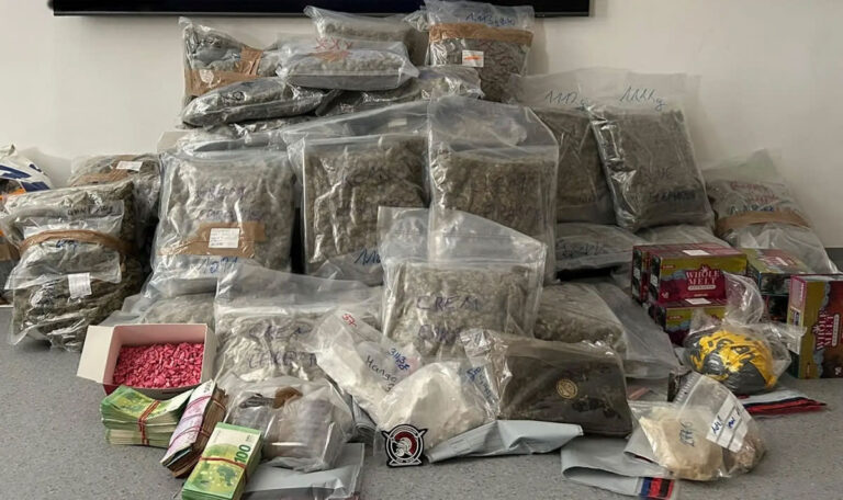 Mega-Razzia in Favoriten: 90.000 Euro & 50 Kilo Drogen sichergestellt