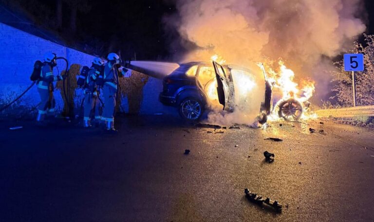 Frau zieht jungen Mann aus brennendem Auto (FOTOS)