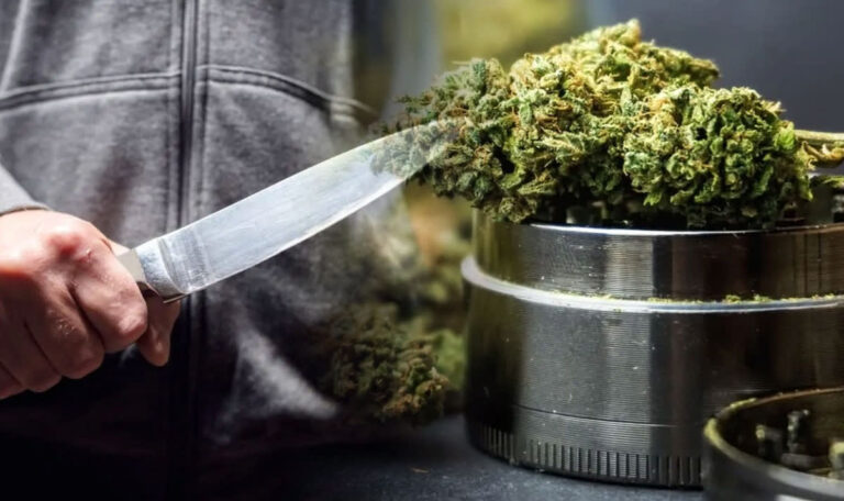 Betrogener Cannabis-Käufer greift zum Messer – Dealer im Spital