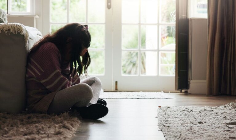 Stiefvater zwingt Mädchen (14) zu Gruppensex mit fünf Männern!