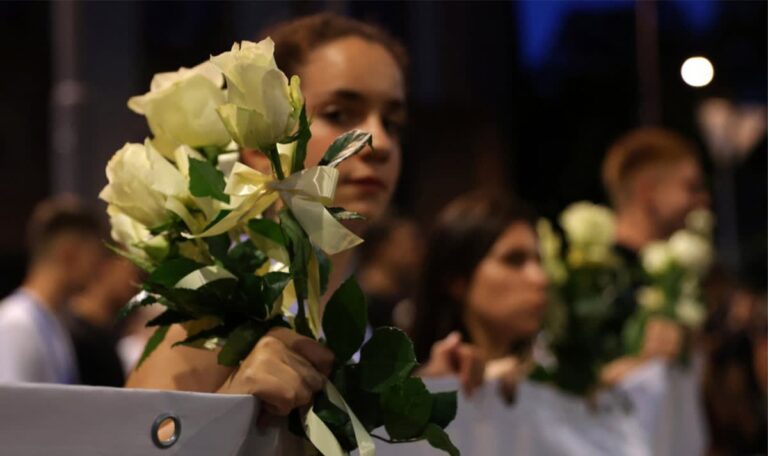 Weiße Rosen, laute Wut: Serben fordern Vucics Sturz