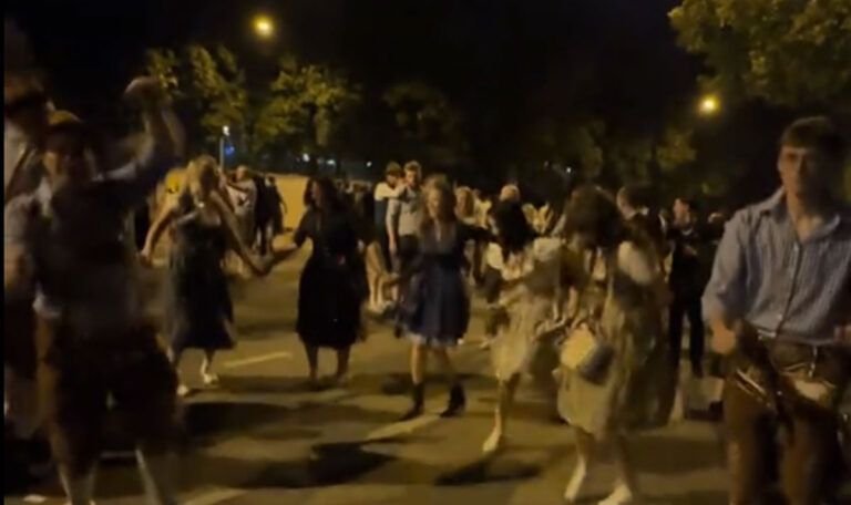 „Švabos balkanisiert“: Deutsche & Jugos tanzen Kolo auf dem Oktoberfest (VIDEO)