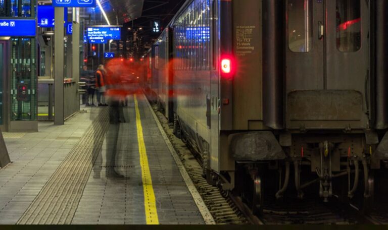 Horror am Bahnsteig: S-Bahn trennt Frau das Bein ab