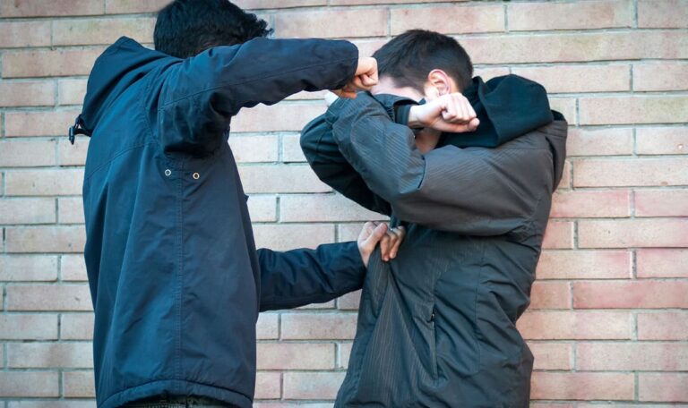 Brutale Park-Attacke: Teenie-Gang würgt 18-Jährigen bewusstlos