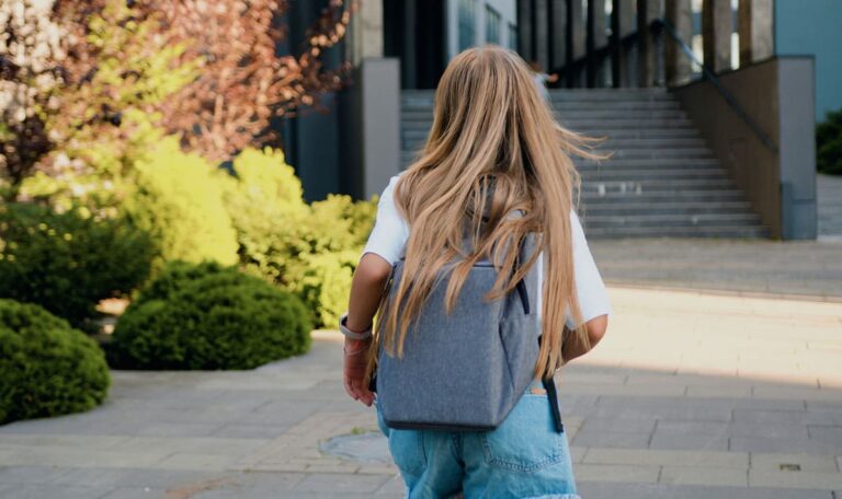 Schulhof-Schock: Achtjähriger fesselt Mädchen an Baum und schlägt zu