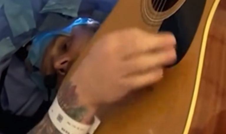 Oasis im OP-Saal: Patient greift bei offener Schädeldecke zur Gitarre