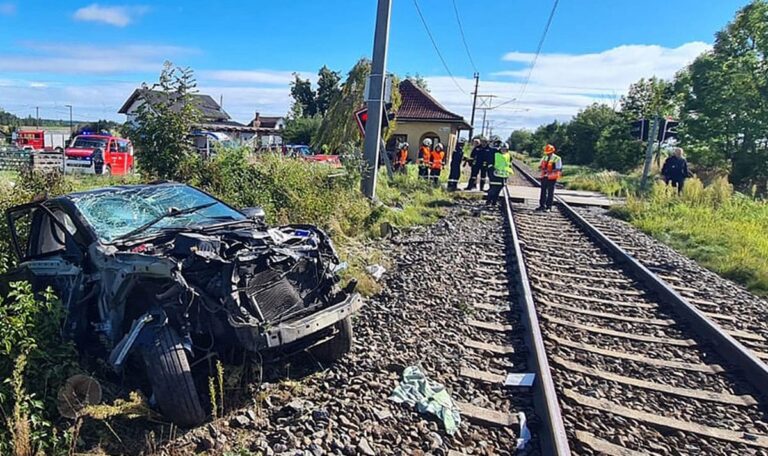 Zug erfasst Auto: 100 Passagiere gestrandet, Fahrer verletzt