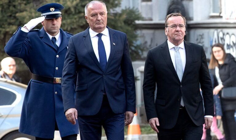 Minister singt Thompson-Song – Politischer Sturm in Bosnien (VIDEO)