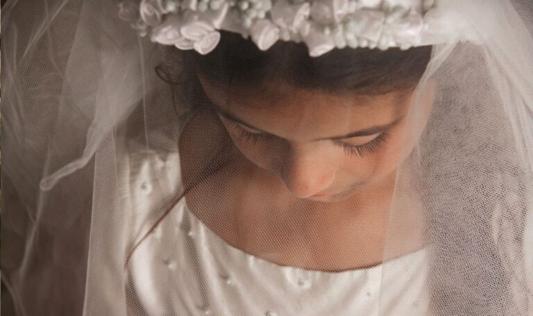 Sie war 12 und nicht jungfräulich“ – Verstörende Roma-Hochzeitsbräuche enthüllt