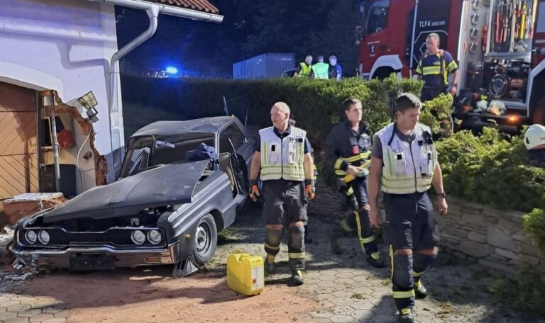 Schwer verletzt: 28-Jähriger rast mit Oldtimer in Gebäude
