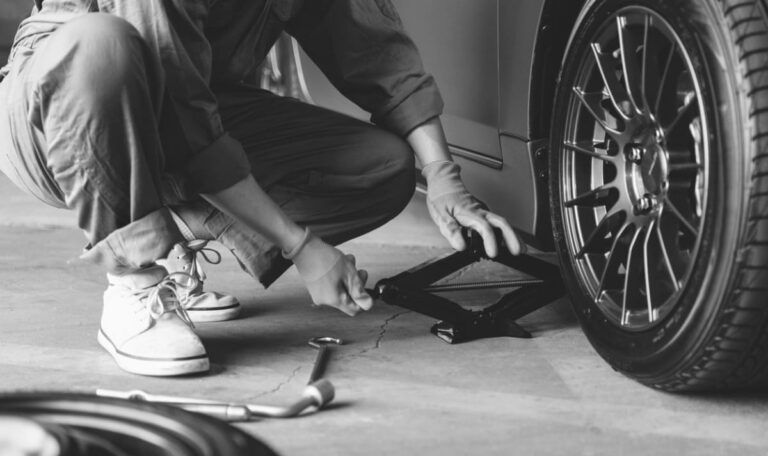 Horror auf Rastplatz: Wagenheber versagt bei Autoreparatur – Mann stirbt