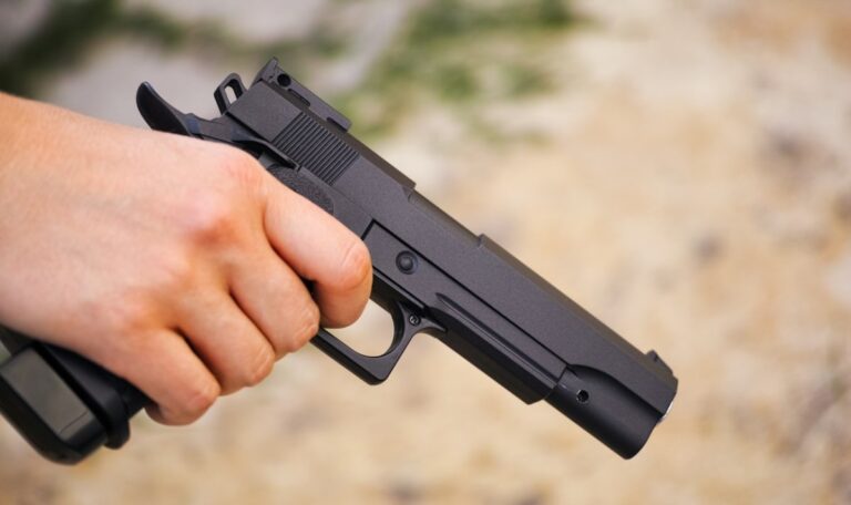 Die kamen meinem Auto zu nahe“ – 62-Jähriger bedroht Kinder mit Waffe