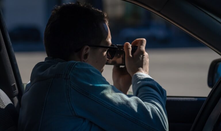 Achtung auf diesem Parkplatz: Mann fotografiert und ruft sofort den Abschleppdienst