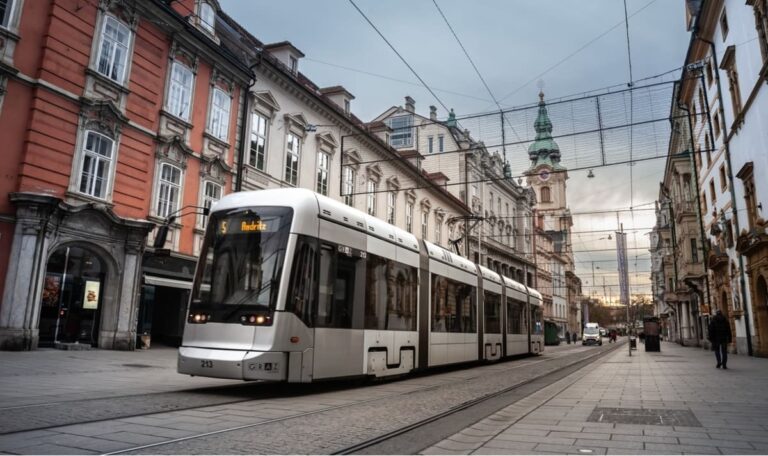 Straßenbahn erfasst Radlerin (89) – schwer verletzt
