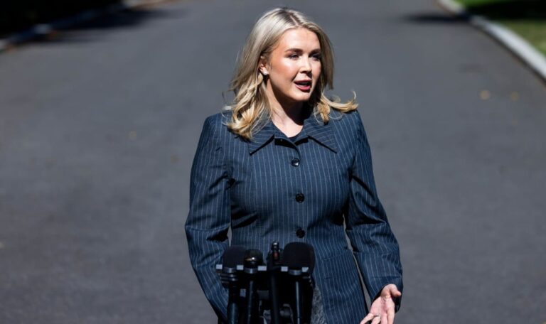 Deine Mutter“: Trumps Pressesprecherin attackiert Journalisten