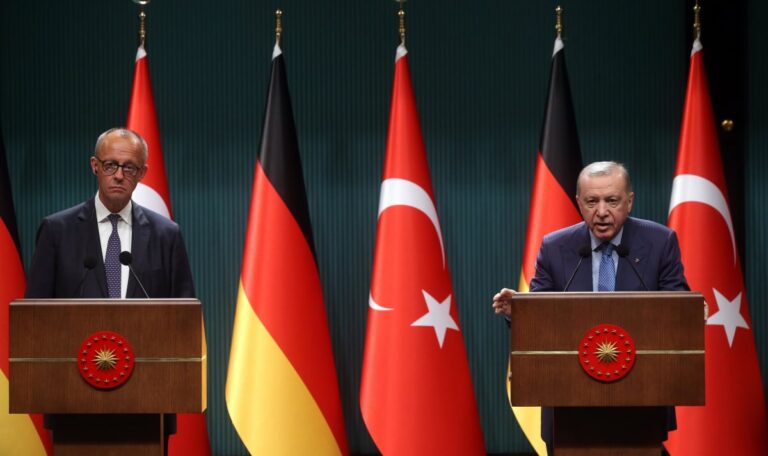 Trotz Streit mit Erdogan im Live-TV: Merz unterstützt EU-Beitritt der Türkei (VIDEO)