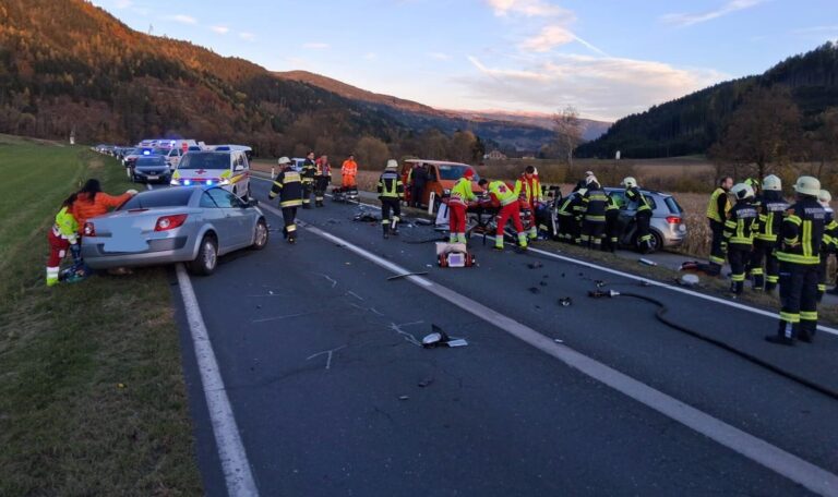 76-jährige kracht frontal in Gegenverkehr – vier Verletzte (FOTOS)