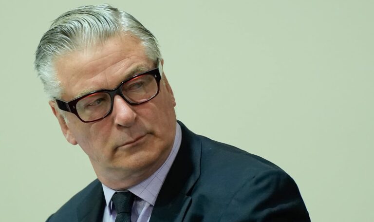 Am Weg zum Millionen-Anwesen: Baldwin rammt Baum mit Range Rover (VIDEO)
