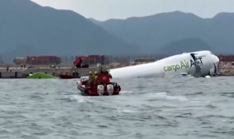 Zwei Tote: Boeing schlittert über Landebahn und reißt Auto mit ins Meer (VIDEOS)