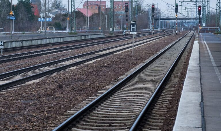 Vermisstes Kind auf S-Bahngleisen gefunden – Sechsjähriger stirbt trotz Großeinsatz